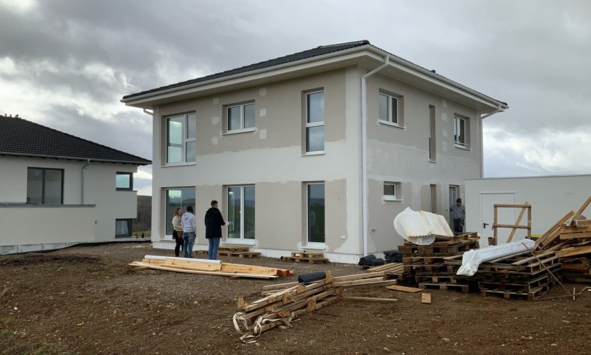 Heute wird das Haus von allen Seiten begutachtet. Hier fehlt nur noch die außen Farbe.