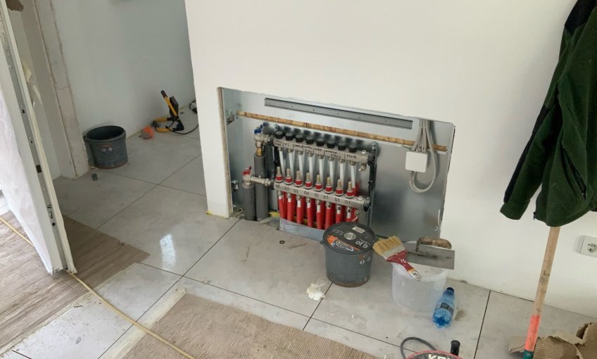 Der Fliesenleger war fleißig! Im Haus wurden die Fliesen verlegt und die Elektrorohinstallation für die Fußbodenheizung ist fertig.