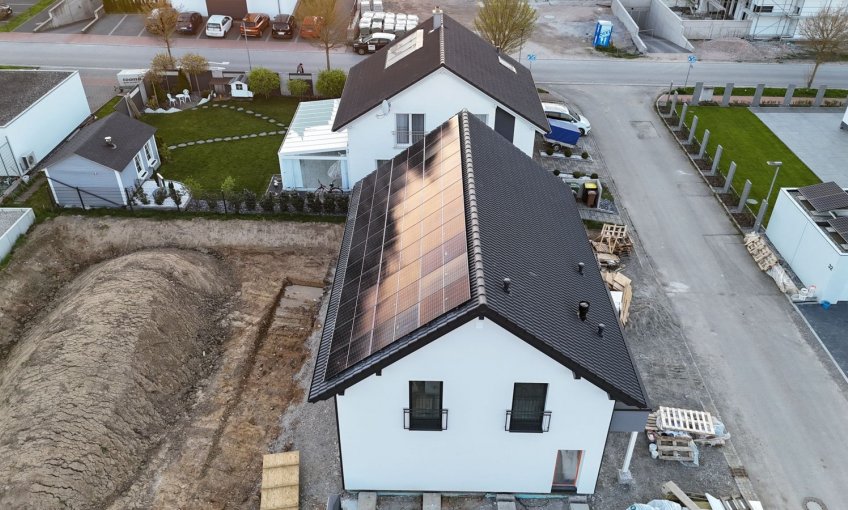 Das Gerüst wurde abgebaut, das Haus ist von außen fertig.