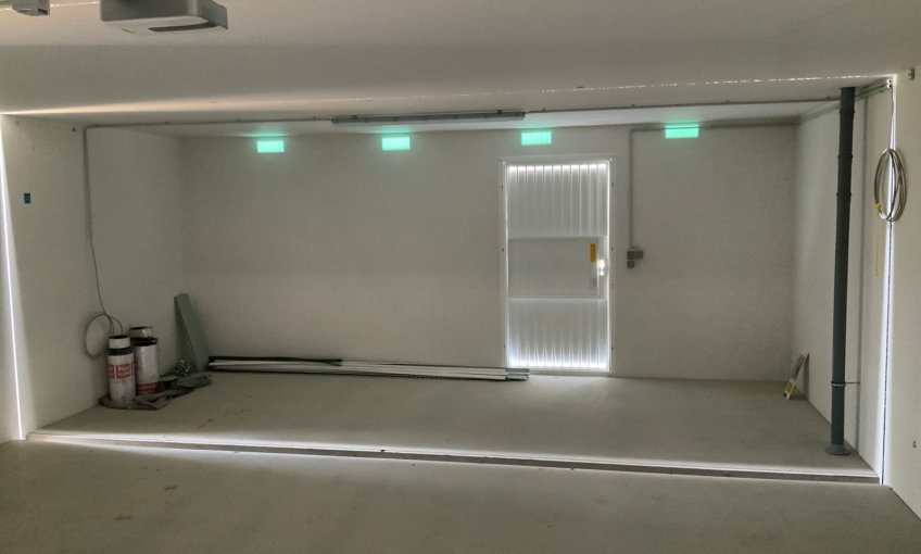 Auch die Garage ist fertig, das Auto kann einziehen.