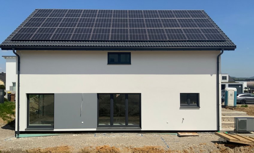 Das Haus wurde an die Familie übergeben. Das ganze Team freut sich mit den Bauherren über dieses schöne neue Zuhause.