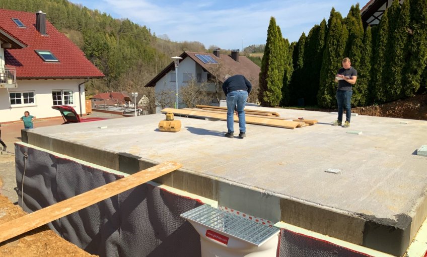 Nachdem nun die Erdarbeiten abgeschlossen sind und die Grube für den Keller ausgeschachtet wurde, ging es ganz schnell und der Keller war fertig.