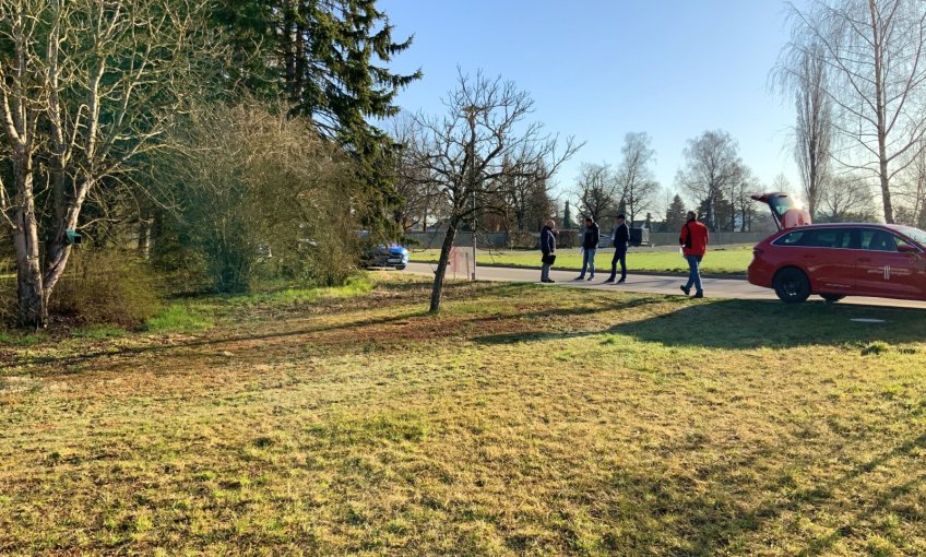 Heute trafen sich die Bauherren mit dem Bauleiter zum Bauanlaufgespräch an ihrem Grundstück in Gottmadingen.