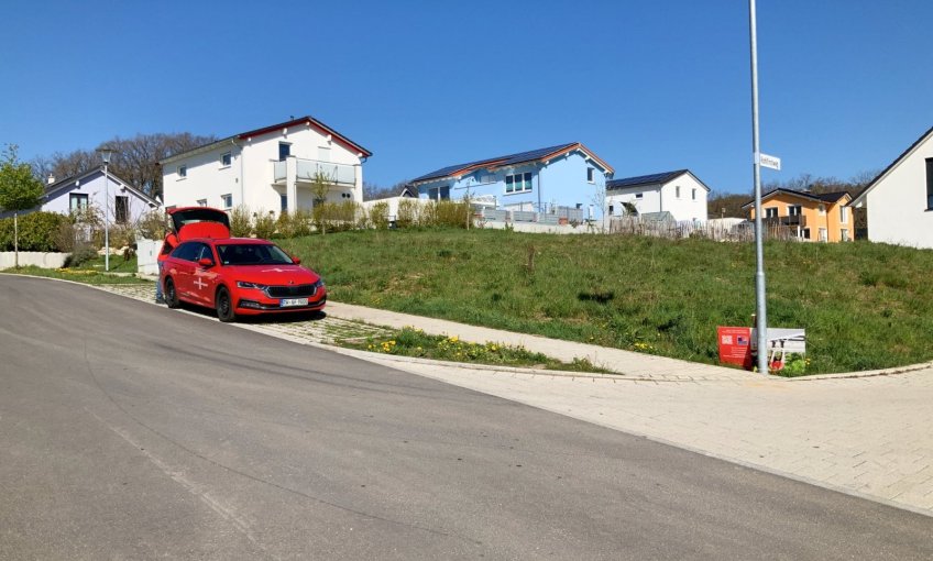 Der Bauleiter von Glatthaar hat sich heute ein Bild vom Grundstück und der Nachbarschaft gemacht.