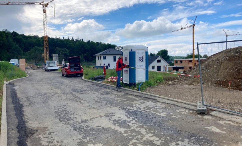 Hier wird das neue Eigenheim von Familie F. entstehen: ein individuell geplantes Doppelhaus. Das wird an das bestehende Haus angebaut. 