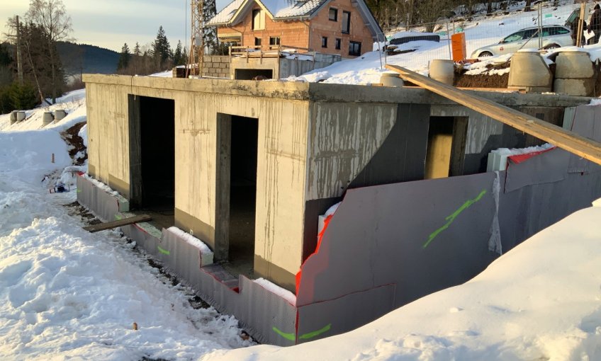 Der Keller ist trotz Schnee fast fertig. Es fehlen nur noch die Kellerfenster und Türen.