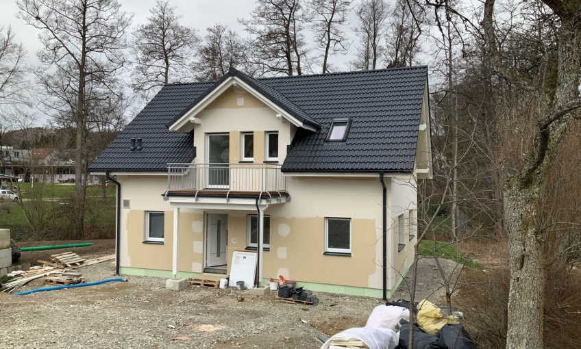 Der Rohbau ist vollständig errichtet! Auch die Fenster und Türen wurden bereits eingebaut.