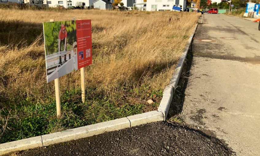 Das Baustellenschild wurde aufgestellt und schon bald beginnen hier die Erdarbeiten für die Bodenplatte.