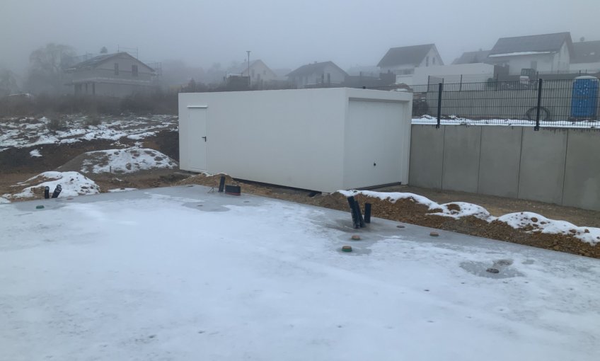 Die Bodenplatte wurde trotz Schnee fertiggestellt und ist bereit zur Abnahme.