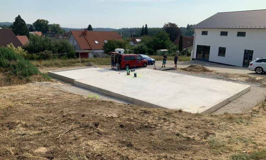 Es wurden die nötigen Vorbereitungen auf dem Grundstück getroffen und die Bodenplatte fürs Haus und die Garage wurde errichtet. 