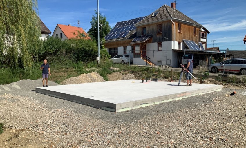 Mit der gut isolierten Bodenplatte beginnt nun der Rohbau. Das Team steht bereit ....