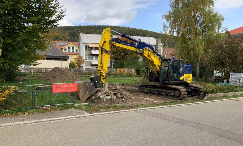 Und los geht's! Der Tiefbauer beginnt mit den Erdarbeiten.