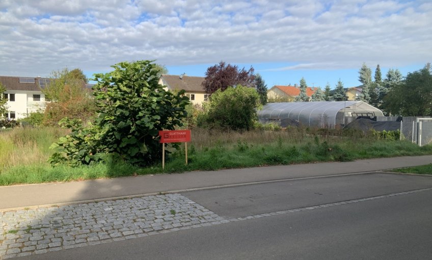 Das Baustellenschild für die Bodenplatte wurde aufgestellt und gibt einen Hinweis auf den baldigen Beginn auf der Baustelle.