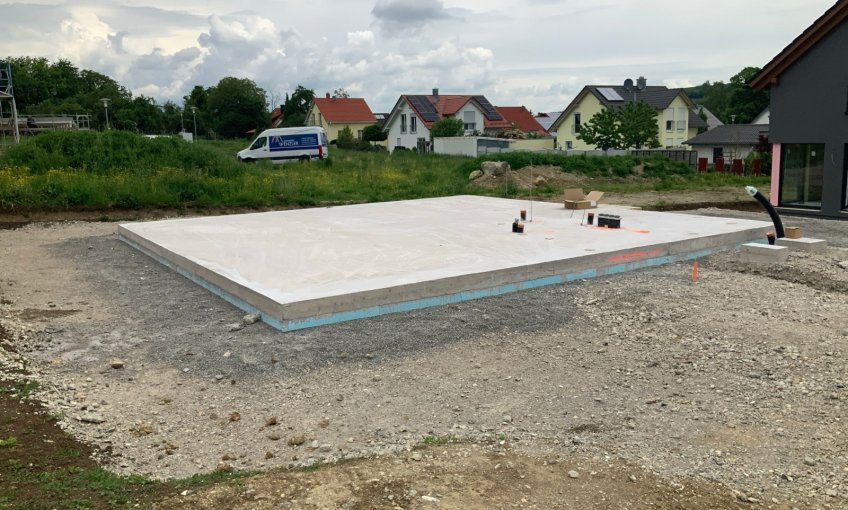 Die Bodenplatte ist fertig! Nun kann das Haus geliefert werden.
