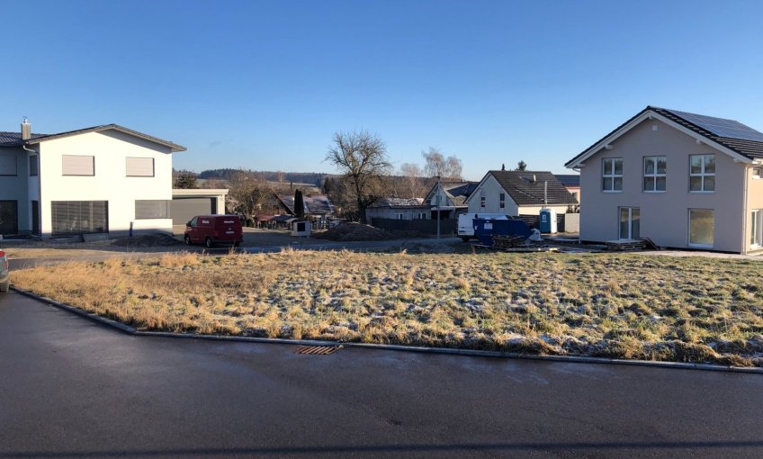 Willkommen in Bietingen! Auf diesem (noch) grünen Grundstück starten schon bald Bauarbeiten, denn: Hier entsteht das persönliche Traumhaus der Bauherren N.!