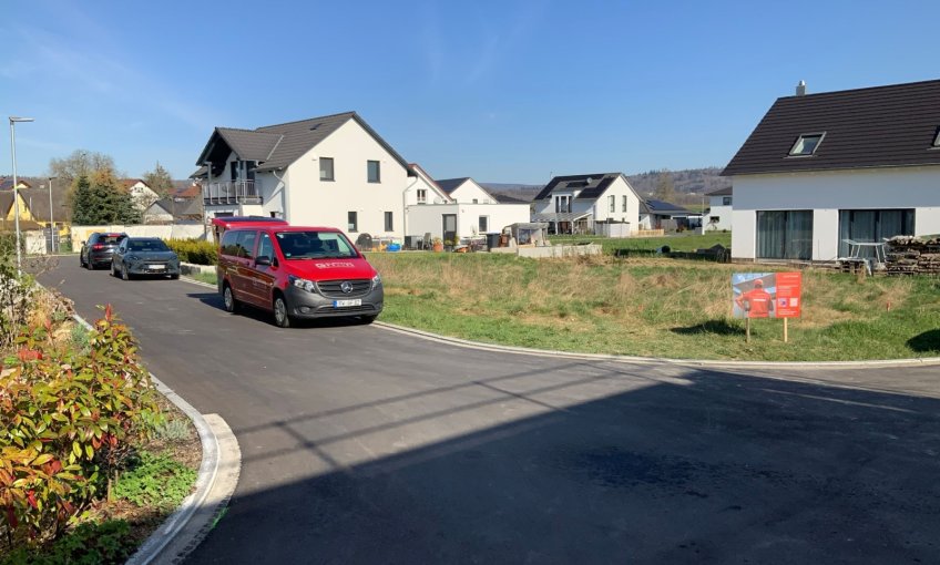 Das Grundstück für den individuellen Bungalow. Das Baustellenschild wurde aufgestellt und schon bald beginnen hier die Erdarbeiten.