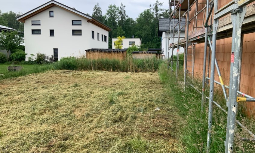 Auf diesem Baugrundstück geht es bald los. Hier wird der Traum vom eigenen zuhause wahr.