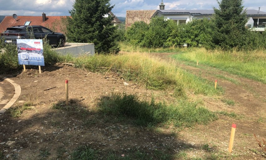 Die Baustellenvorbereitung auf dem Grundstück der Bauherren hat begonnen! Die Grob Absteckung ist erflogt.