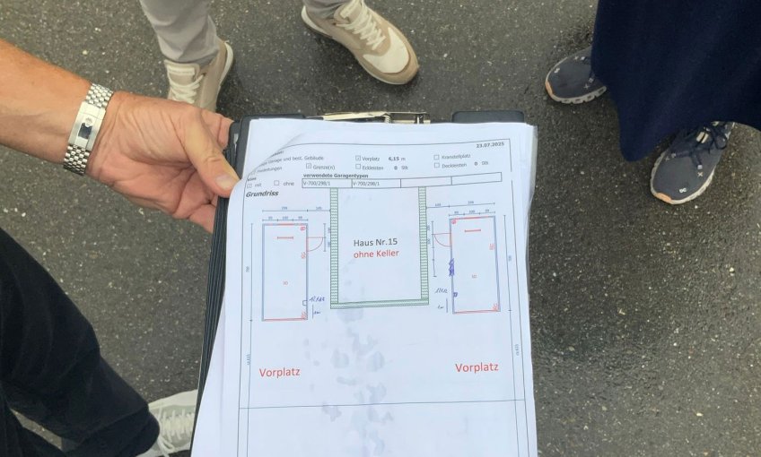 Heute treffen sich alle Gewerke am Grundstück für das Bauablaufgespräch.