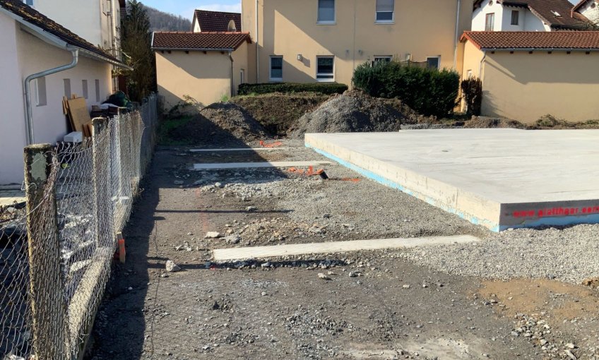 Es hat sich einiges auf dem Baugrundstück der Bauherren S. getan: Nachdem die Bodenplatte errichtet wurde, konnten die Arbeiten am Rohbau starten. Mittlerweile ist dieser vollständig geschlossen und der Innenausbau hat begonnen.