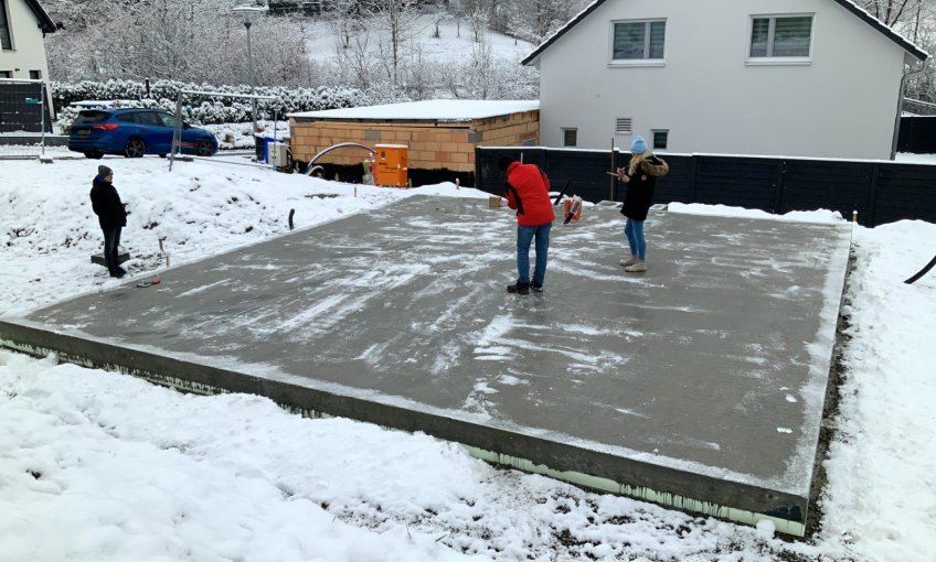 Die Arbeiten an der Bodenplatte sind fertig. Jetzt erfolgt die Abnahme.