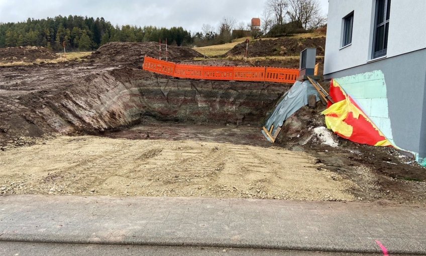 Der Platz für die Garagen ist vorbereitet.