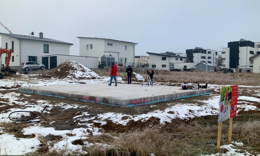 Die Bodenplatte wurde trotz Schnee fertiggestellt und ist bereit zur Abnahme.