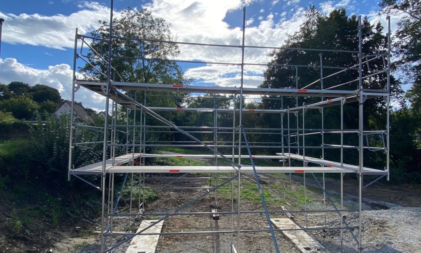 Das Streifen Fundament für die Garage ist fertig das Gerüst steht, jetzt kann die Garage kommen.