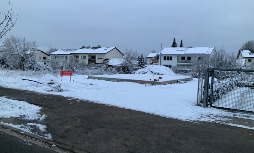 Inzwischen liegt Schnee, aber die Bodenplatte sieht schon gut aus.