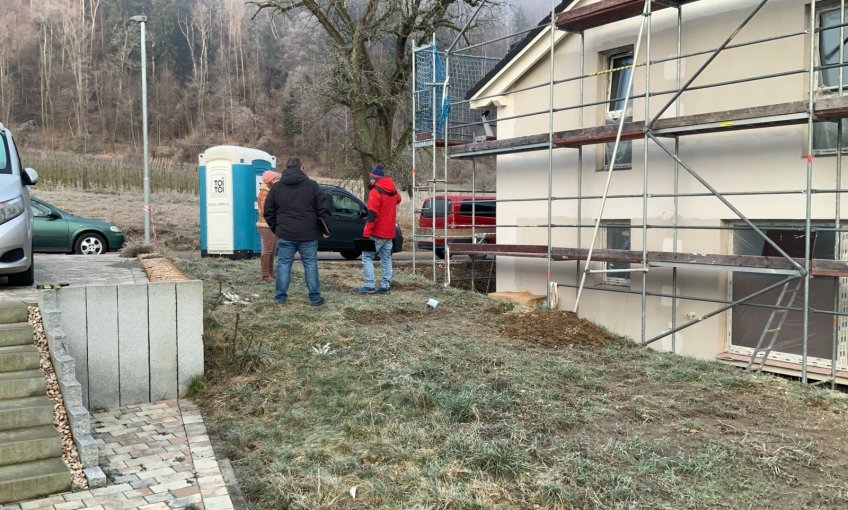 Mit der Eindeckung des Daches wurde der Rohbau vollständig geschlossen und es konnte mit dem Innenausbau gestartet werden.