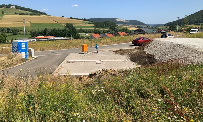 Das Fundament ist vorbereitet. Hier werden später die Garagen stehen.