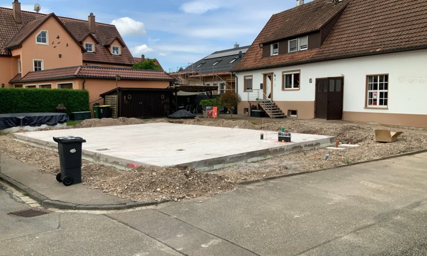 Nachdem die Baugenehmigung vorliegt, kann der Tiefbau beginnen. Die Bodenplatte ist fertig.