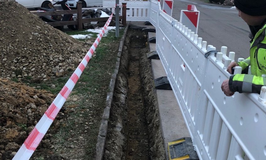 Der Tiefbau ist in vollem Gange und bereitet alles für die Ver- und Entsorgungsleitungen vor.