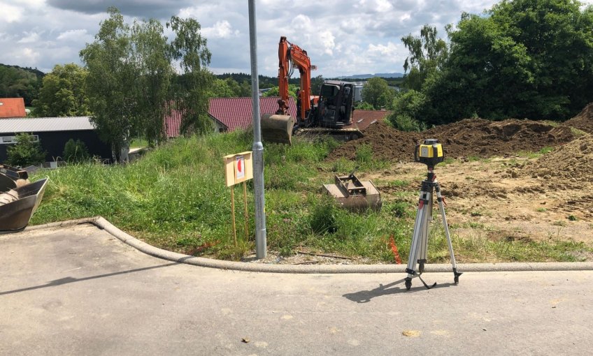 Die Tiefbauarbeiten beginnen nun, der Bagger wurde schon angeliefert. Bald kann die Bodenplatte gelegt werden.