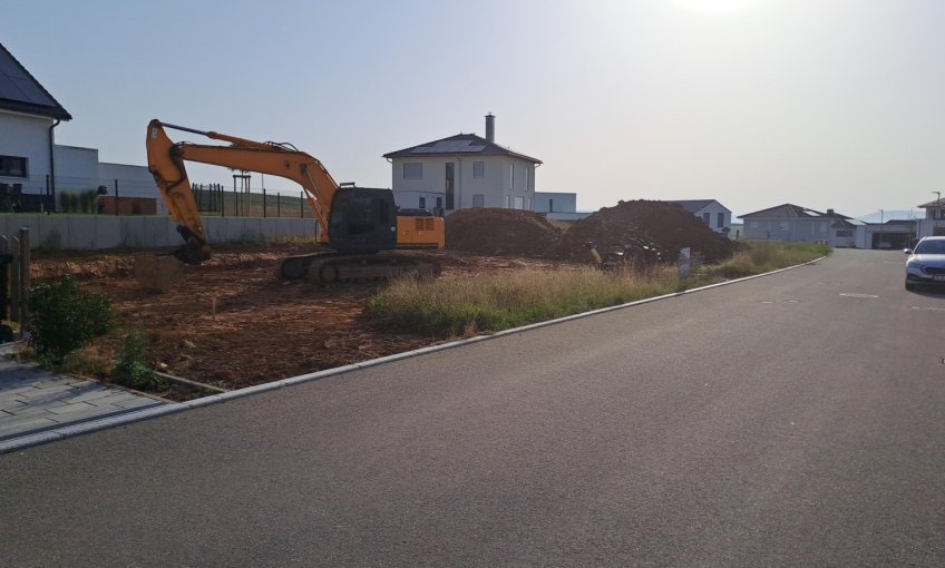 Die Baustelle wurde eingerichtet und die Erdarbeiten haben begonnen.