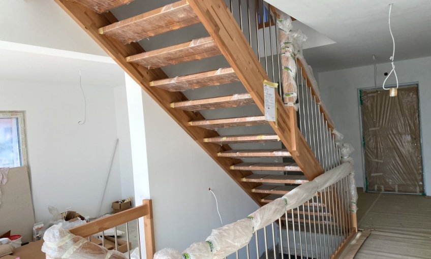 Auf dieser schönen Holztreppe macht das Auf und Absteigen Spaß.