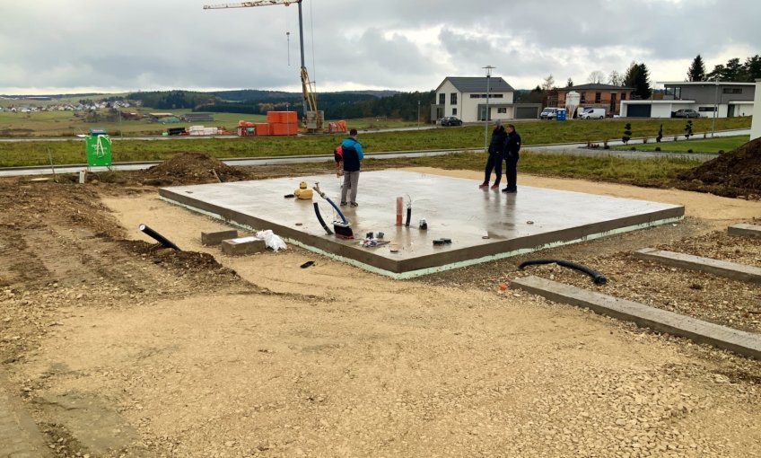 Die Bodenplatte für das Haus und das Streifen-Fundament für die Garage sind fertig zur Abnahme.