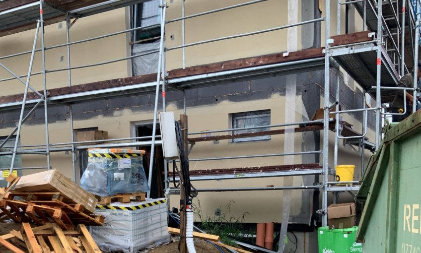 Die Haustüre und die Fenster wurden eingebaut. Somit ist der Rohbau vollständig geschlossen. Jetzt kann der Innenausbau beginnen.