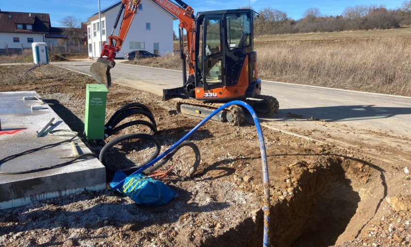 Der Tiefbauer hebt die Gräben für die Versorgungsleitungen (Wasser, Gas, Strom und Breitband) aus.