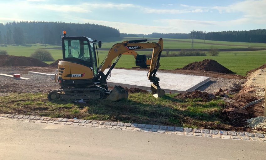 Es geht gut voran. Das Streifenfundamente für die Garage ist auch schon vorbereitet.