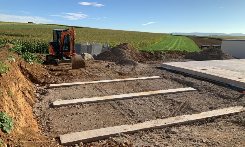 Das Fundament für die Garage wird vorbereitet. 