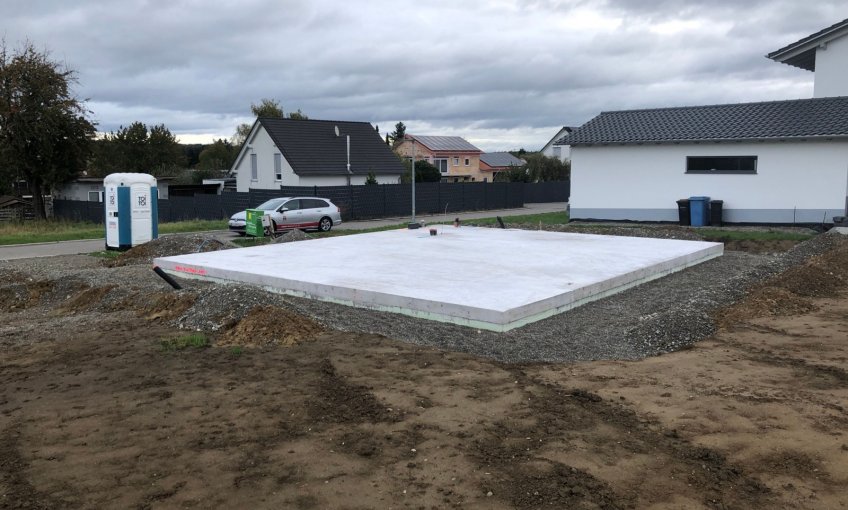 Der erste Meilenstein ist geschafft, die Bodenplatte ist fertig.