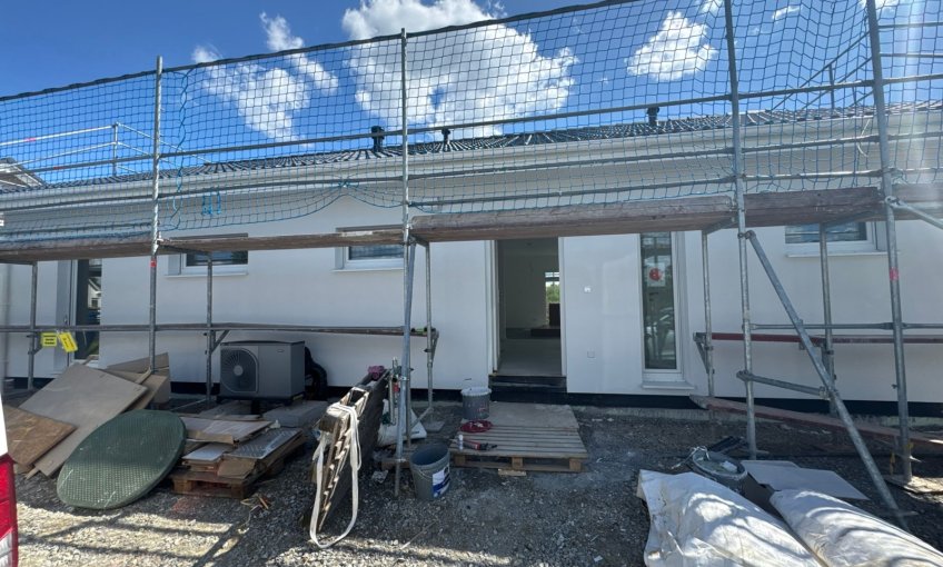 Das Haus wurde aufgebaut und das Dach eingedeckt.