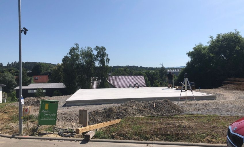 Der erste Meilenstein ist geschafft. Die Bodenplatte ist fertig. Das Haus kann kommen.