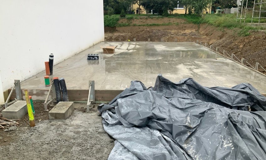 Die Bodenplatte wurde betoniert. Als nächstes kann die Einschalung entfernt werden.