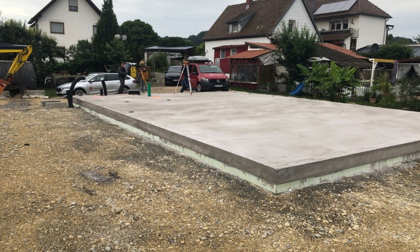 Die Bodenplatte ist fertig und jetzt kann der Aufbau des Hauses beginnen