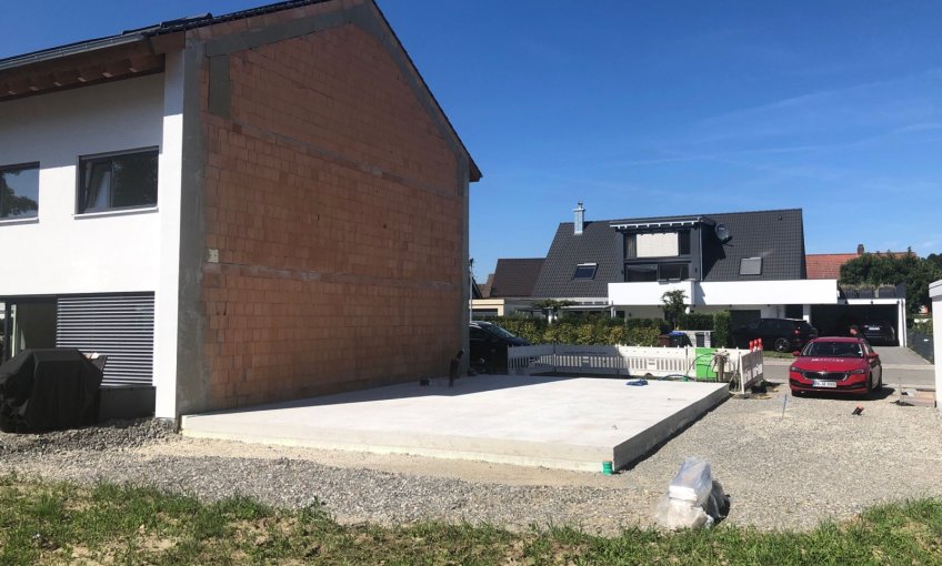 Die Bodenplatte ist fertig, jetzt kann das Haus kommen.