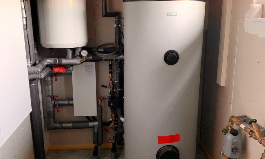 Die innovative Luft-Wasser-Wärmepumpe wurde aufgestellt und in Betrieb genommen. Durch den Warmwasserspeicher steht zu jeder Zeit wohltemperiertes Wasser zur Verfügung.