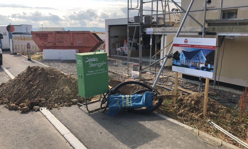 Es hat sich einiges auf der Baustelle getan. Nachdem die Bodenplatte erstellt wurde, konnten die Rohbauer mit dem Errichten der Garage und dem Haus beginnen.