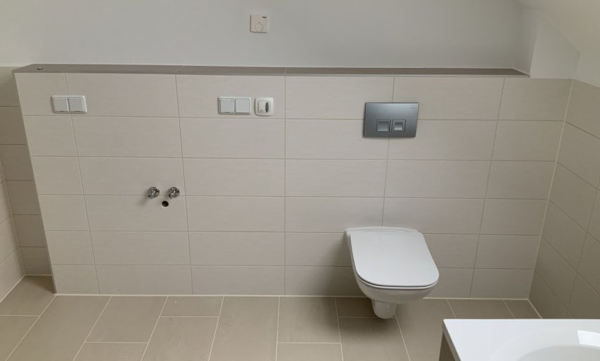 Im Badezimmer geht die Installation der Sanitärobjekte gut voran - hier fehlen nur noch die Waschmaschine.
